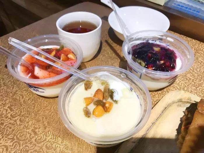 夜晚蒙古包吃烤全羊的真实视频,蒙古包里吃烤全羊一定要有仪式感