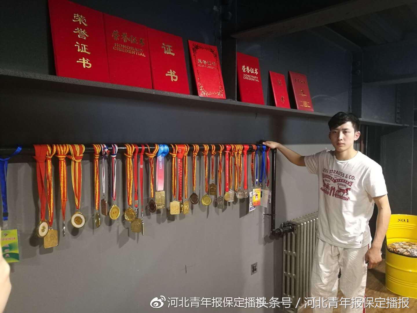 保定三个年轻小伙子,全国摔跤第一人