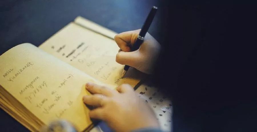 女人身上的香水味是什么很好闻 (你身上有他的香水味但没有我的贵)