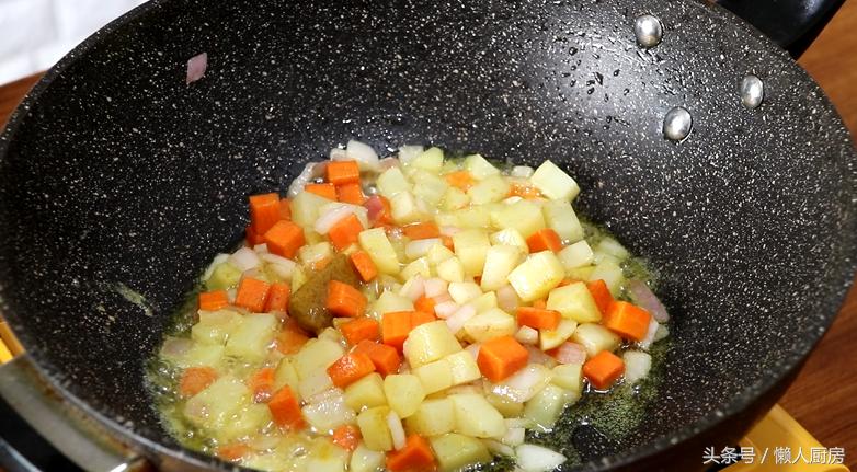 自己在家做好吃的咖喱蛋包饭,网红咖喱蛋包饭上面可加哪些酱