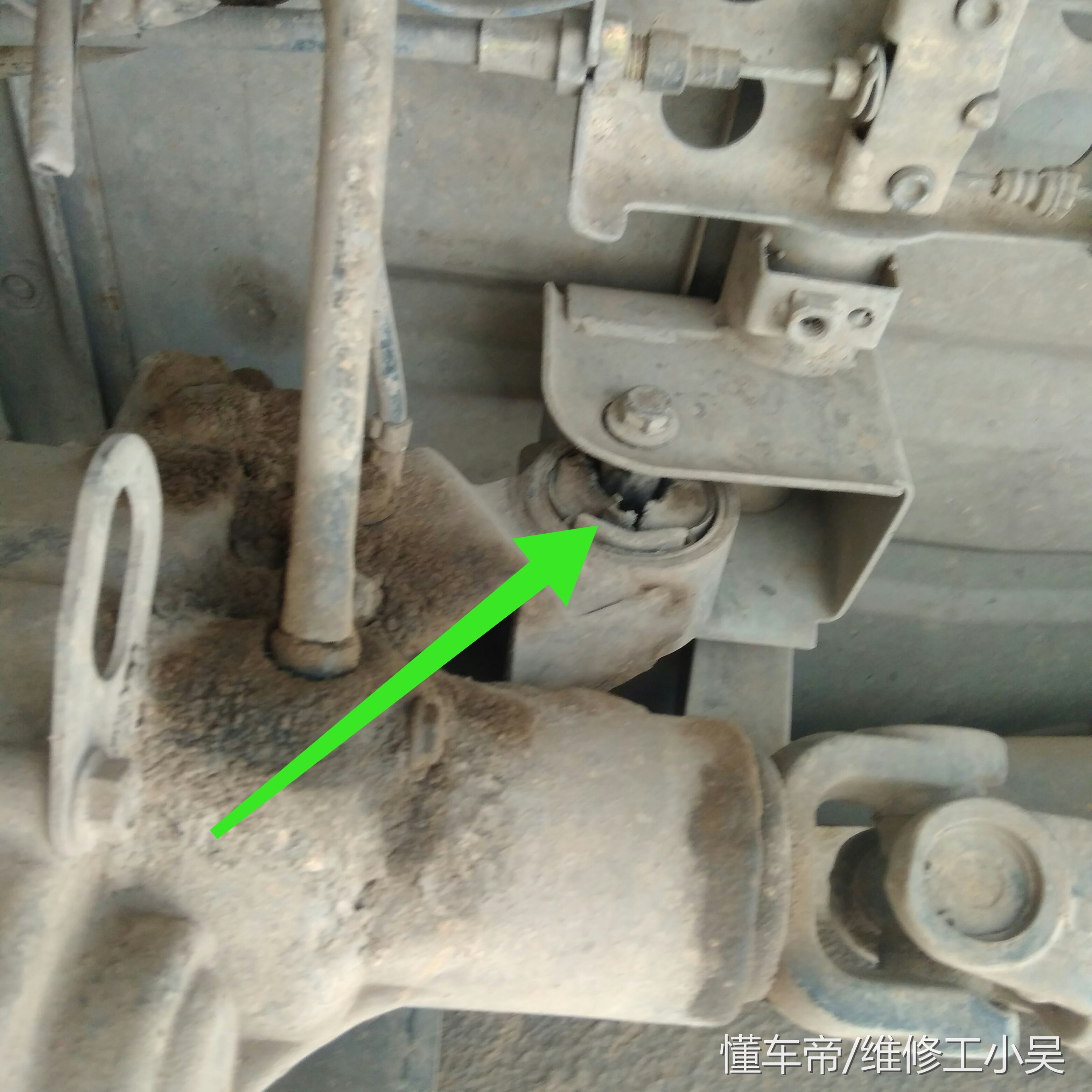 一辆红色的汽车进了修理厂，车主：这车不能再开了，散架的感觉！