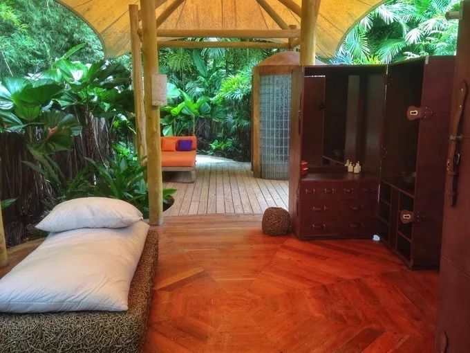 衣冠不整恕不招待厨师,衣冠不整不让进的饭店