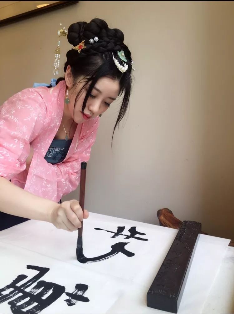 90后中国姑娘，在澳洲街美哭外媒