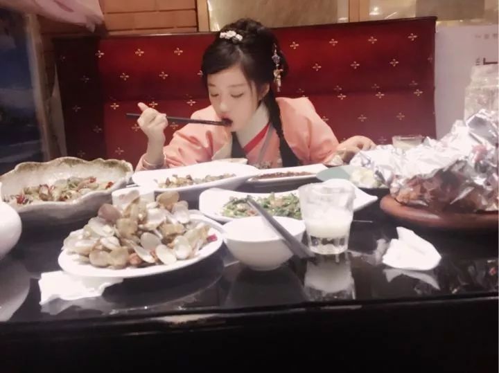 90后中国姑娘，在澳洲街美哭外媒