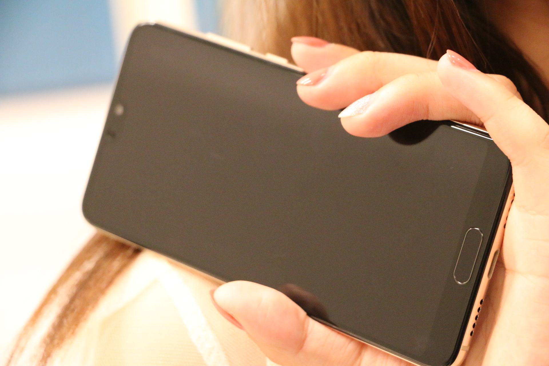 华为p20香槟金和宝石蓝哪个好看,极光色或成潮流华为p20开箱图赏