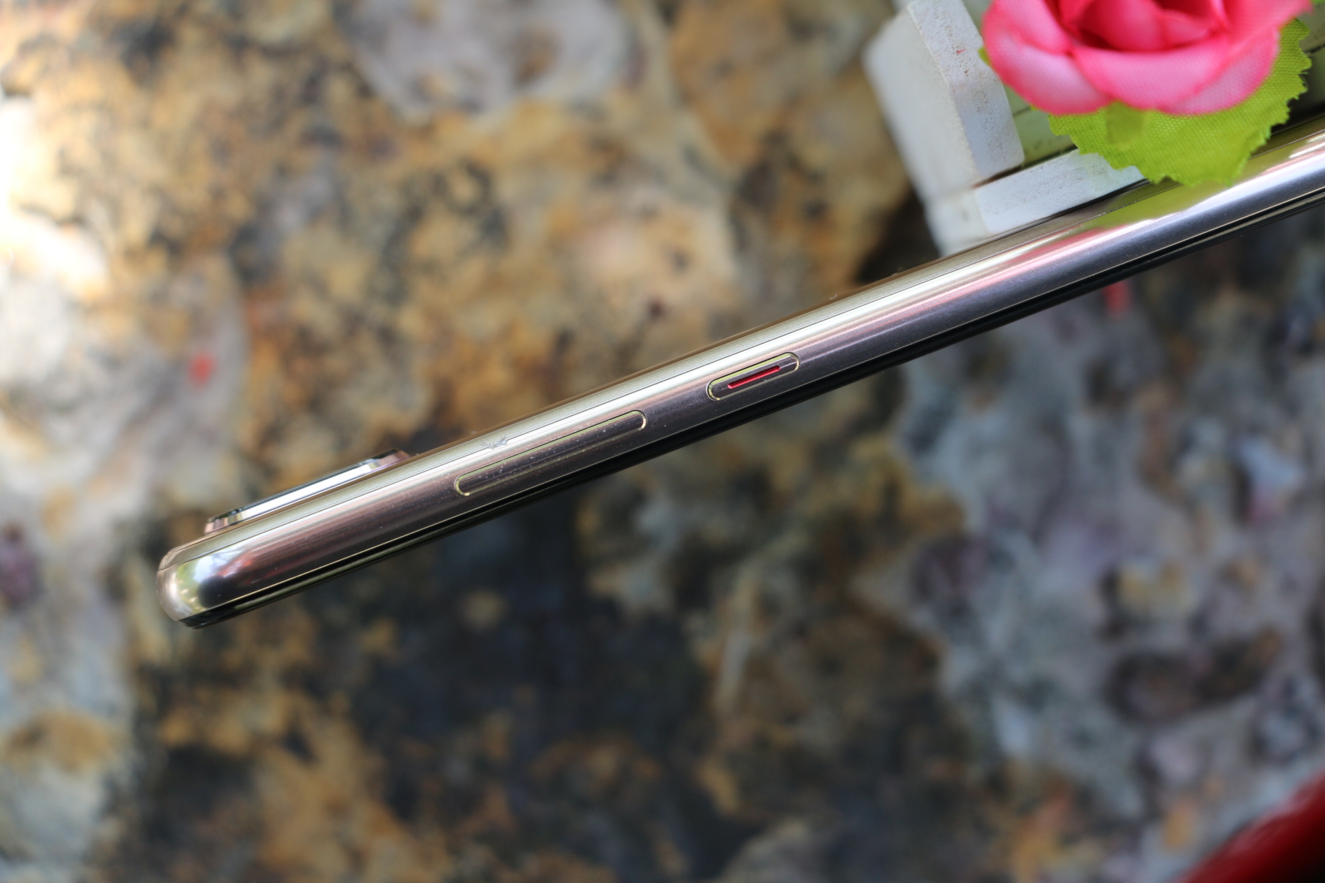 华为p20香槟金和宝石蓝哪个好看,极光色或成潮流华为p20开箱图赏