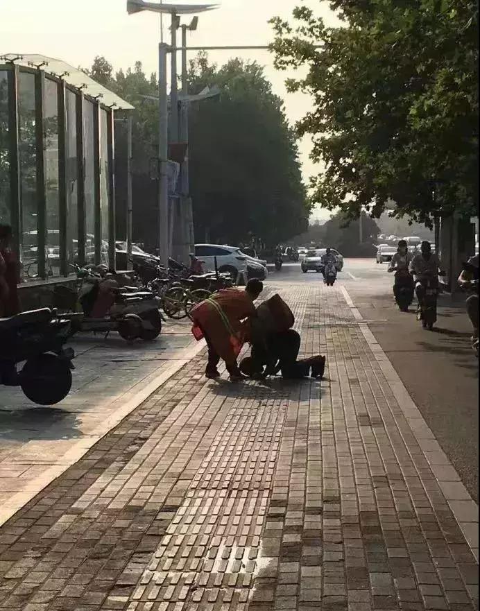 如何看待董卿跪地采访,董卿节目中三次下跪