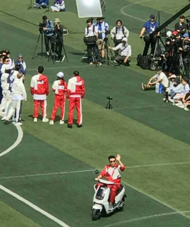 杨幂参加了几次跑男,杨幂baby同款造型现身机场