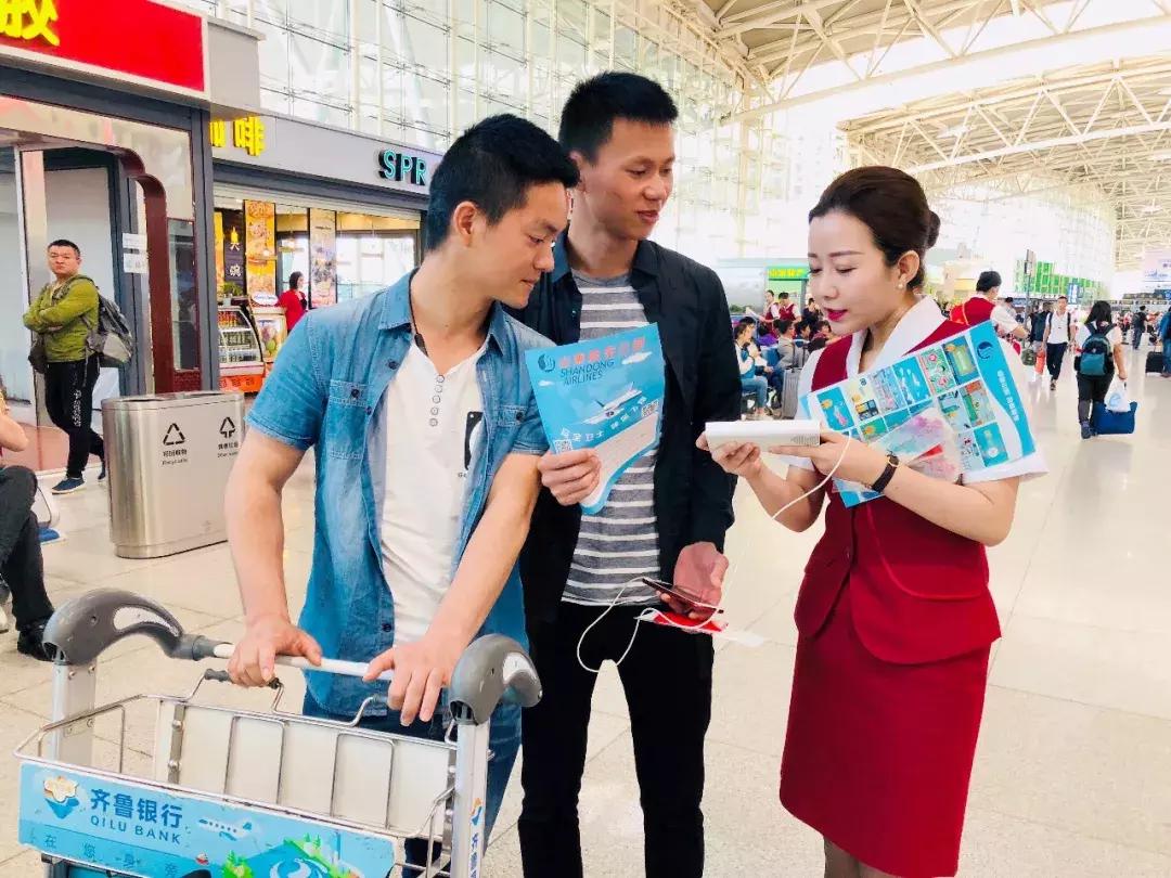 空姐教你飞机的注意事项和要求,空姐在飞机上讲解安全保障的视频