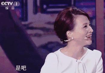 董卿你的站姿就是你的修养,董卿台上三次跪哪点值得学习