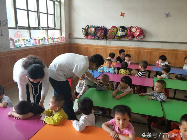 巨鹿县医院妇产儿*党**支部到孙河镇村开展先心病筛查、宣教活动