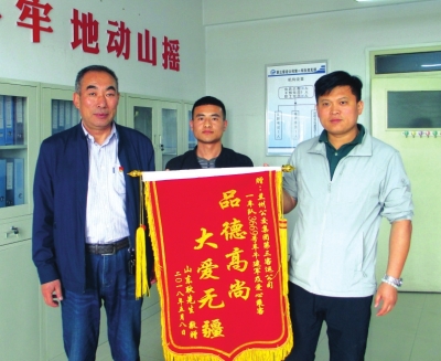 兰州公交驾驶员救助患病乘客,兰州公交车司机施救视频