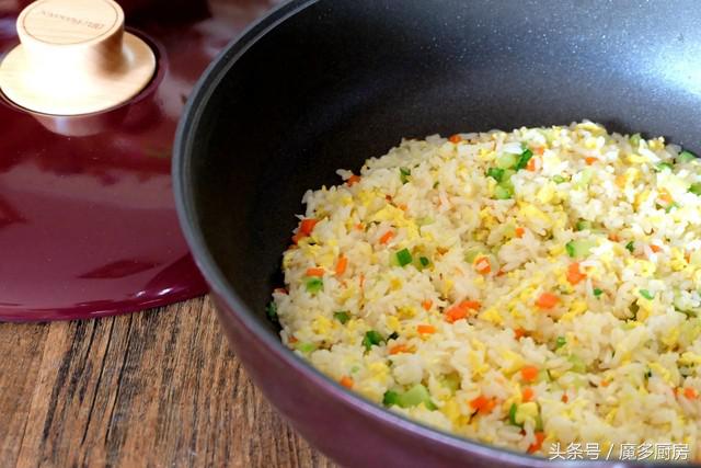 蛋炒饭怎样做又好吃不上火不油腻,小时候爱吃的蛋炒饭简单又好做