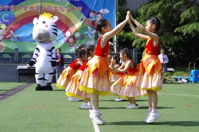 阳光下的成长艺术节,春天里歌唱活动
