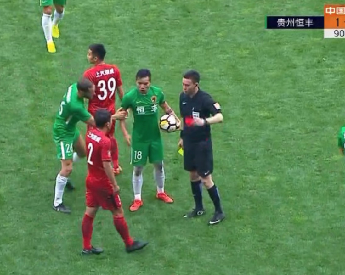 上港中超判罚,中超裁判红牌直接罚下上港悍将