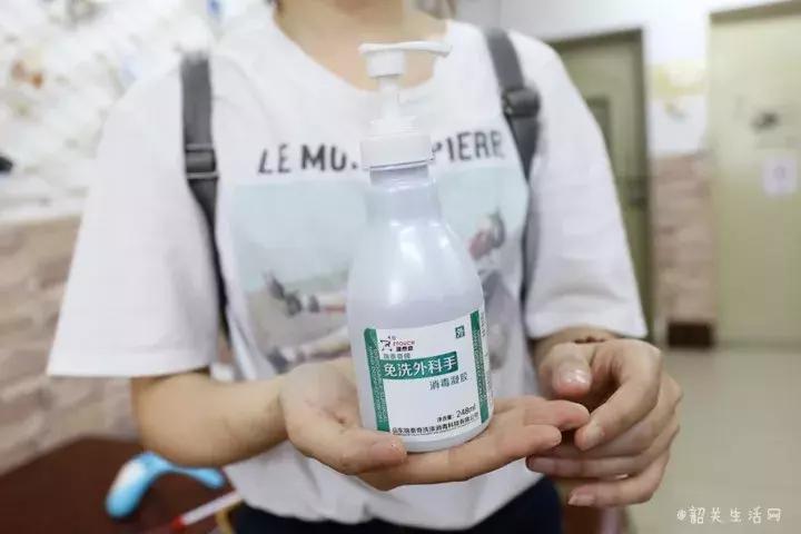 喂！妖妖灵吗？韶关这条巷子内有人聚众吸猫！已经有人沦陷了……