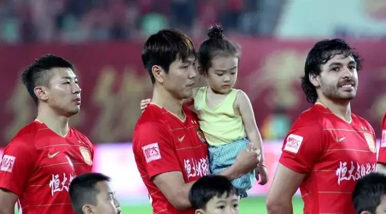 赛后恒大球员落寞谢场,广州恒大场外谢场