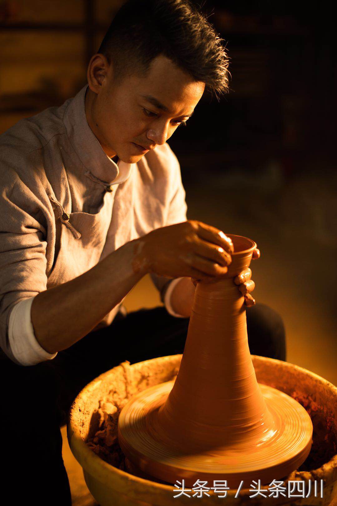 黑瓷明珠真品图片,粉青釉浮雕缠枝花瓣纹茶盏