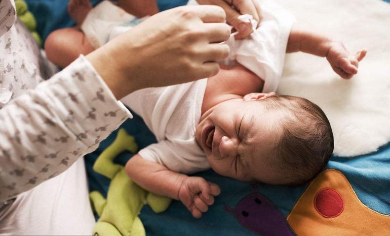 宝宝晚上易惊醒是怎么回事,宝宝夜里易惊醒必须搞清楚原因