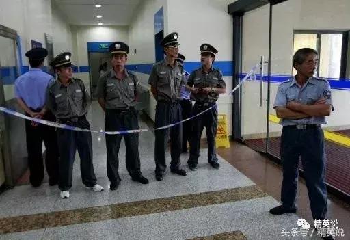 外国人当街*戏调**中国女孩遭路人群殴，混迹在中国的洋垃圾如此嚣张