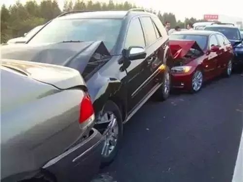 掌握这4个高速跟车技巧，远离车祸！