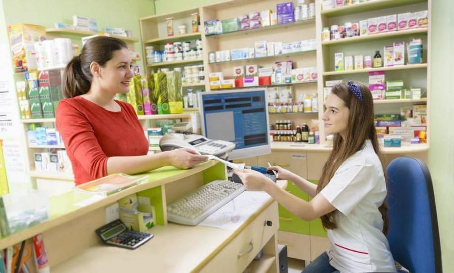 顾客嫌药贵，店员让他看了这个标志后……顺利成交！