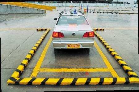 在驾校练车怎么转弯合适,学车练车方向感