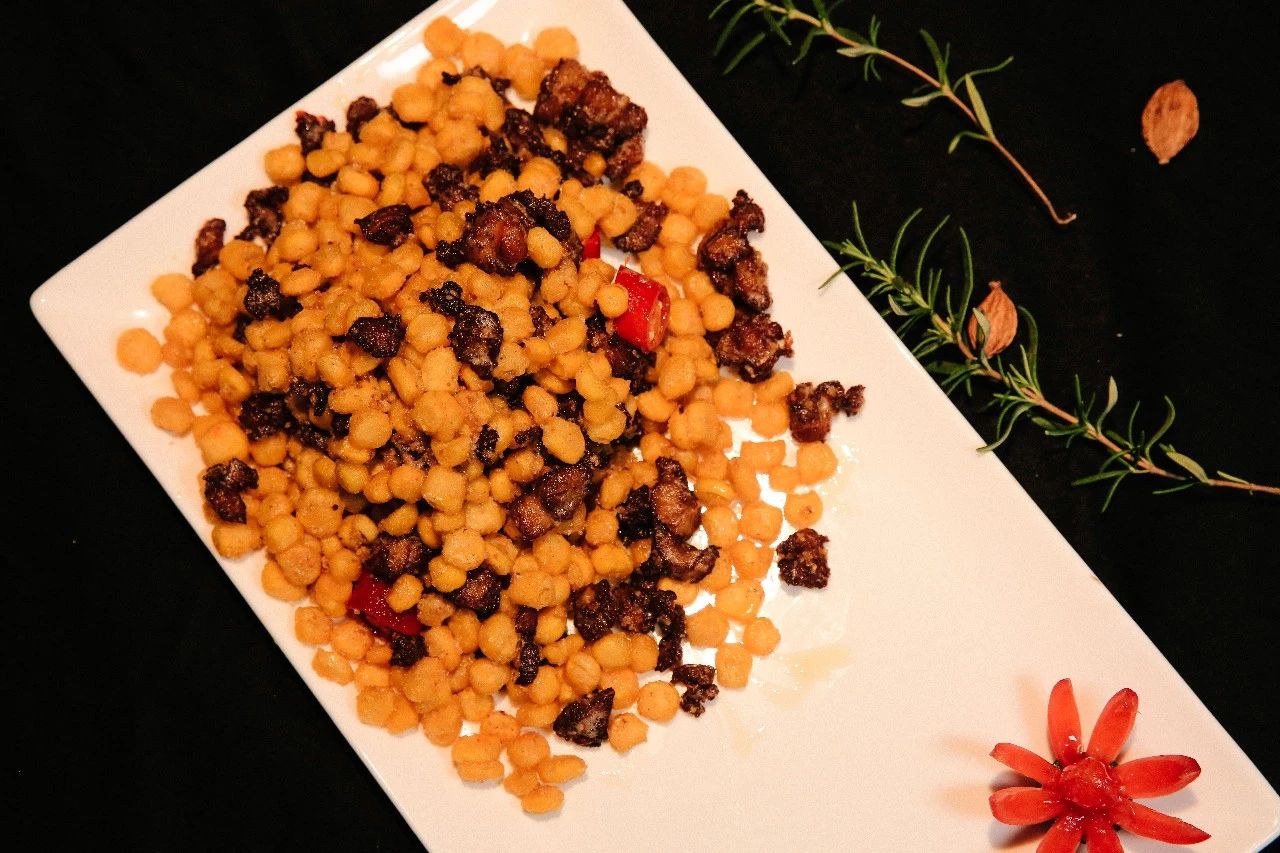 高管放弃高薪，研发出100多道新菜，取材就在店门口的小花园！