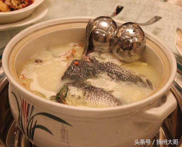 贵州吃的生猛美食,在贵州苗寨吃酸汤鱼