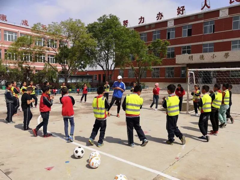 “快乐足球·伴我成长——关爱留守儿童”公益行活动走进榆中县清水中学、榆中县柳沟店小学