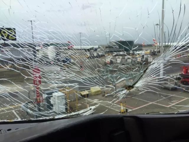 川航机长首次露面，亲述“空中浩劫”惊魂经历：副机长半个身子被吸出窗外、温度骤降外加强风力袭击……