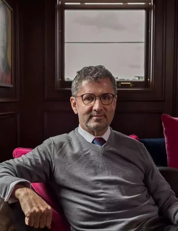 靠赌马赚了10亿美金,这个人最近终于浮出了水面!