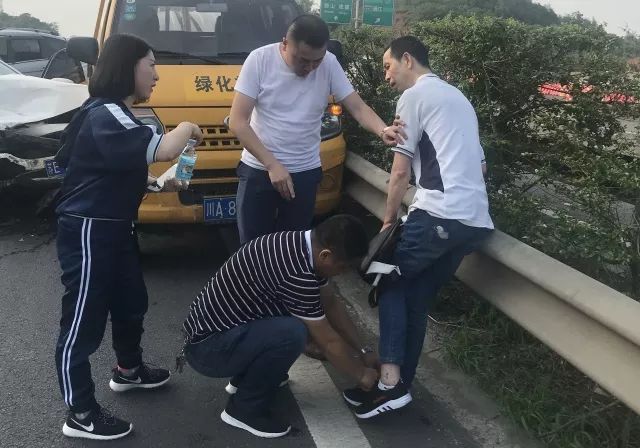 高速交警出警再遇车祸,高速车祸警车开道急救