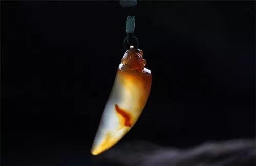 足下蹑丝履头上玳瑁光是什么意思,足下蹑丝履头上玳瑁光腰若流纨素