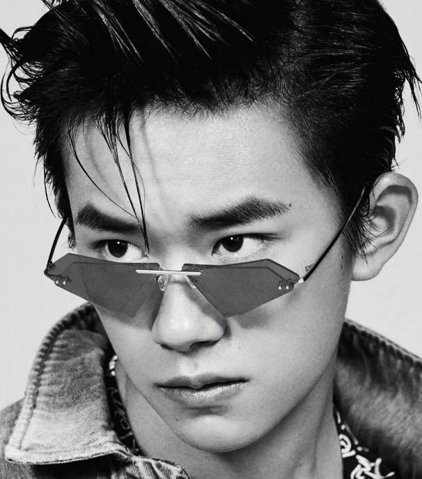 易烊千玺越来越撩！有胖虎护航，粉丝表示：不担心千玺被“拐跑”