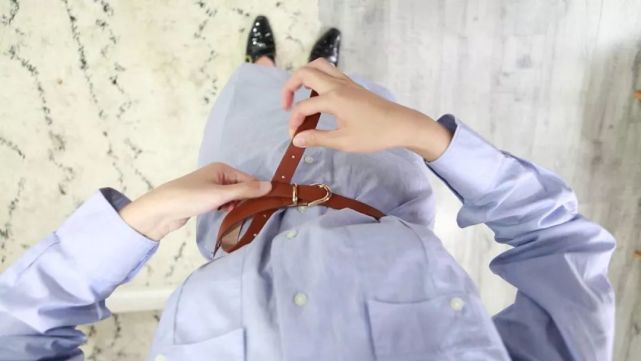 大衣腰带后面打结方法,女士风衣腰带打结方法