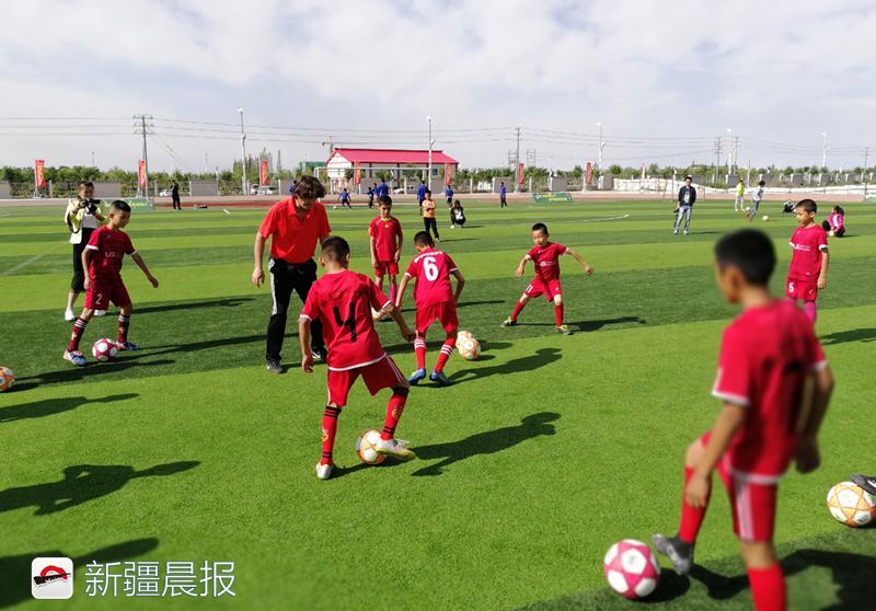 u13青少年篮球训练营,u11足球青训守门员训练