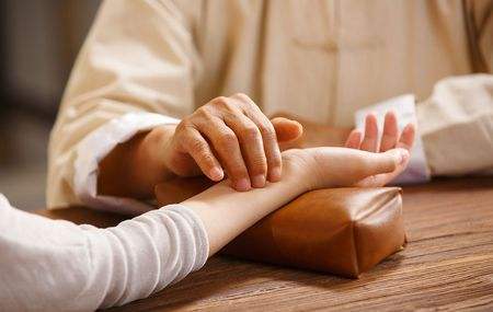 胸口经常出汗是怎么回事呀,胸口容易出汗是什么原因中医