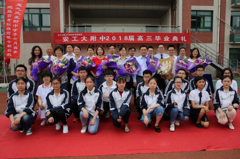 今天，马鞍山这所学校近千名学生聚集在操场，场面震撼！