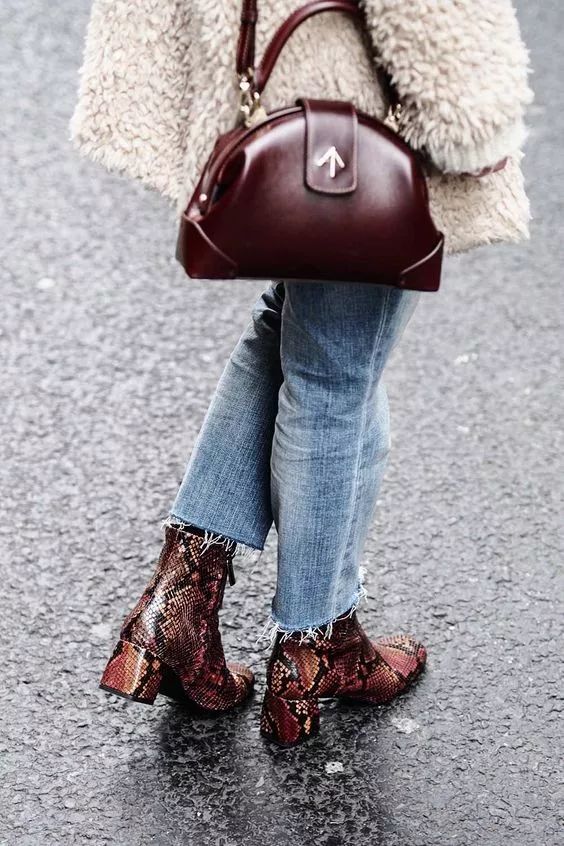 流行什么款式的包包又实用,今年流行大包包还是小包包