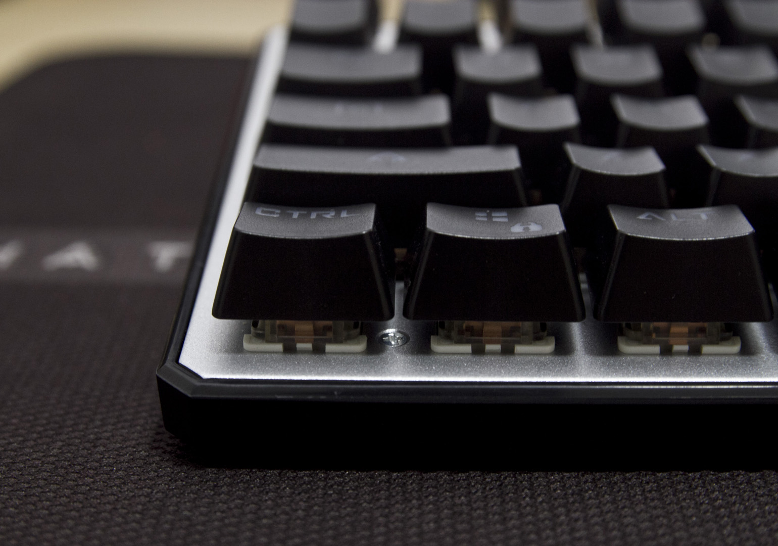 百元以内吃鸡神器推荐,灵逸黑寡妇键盘是什么轴