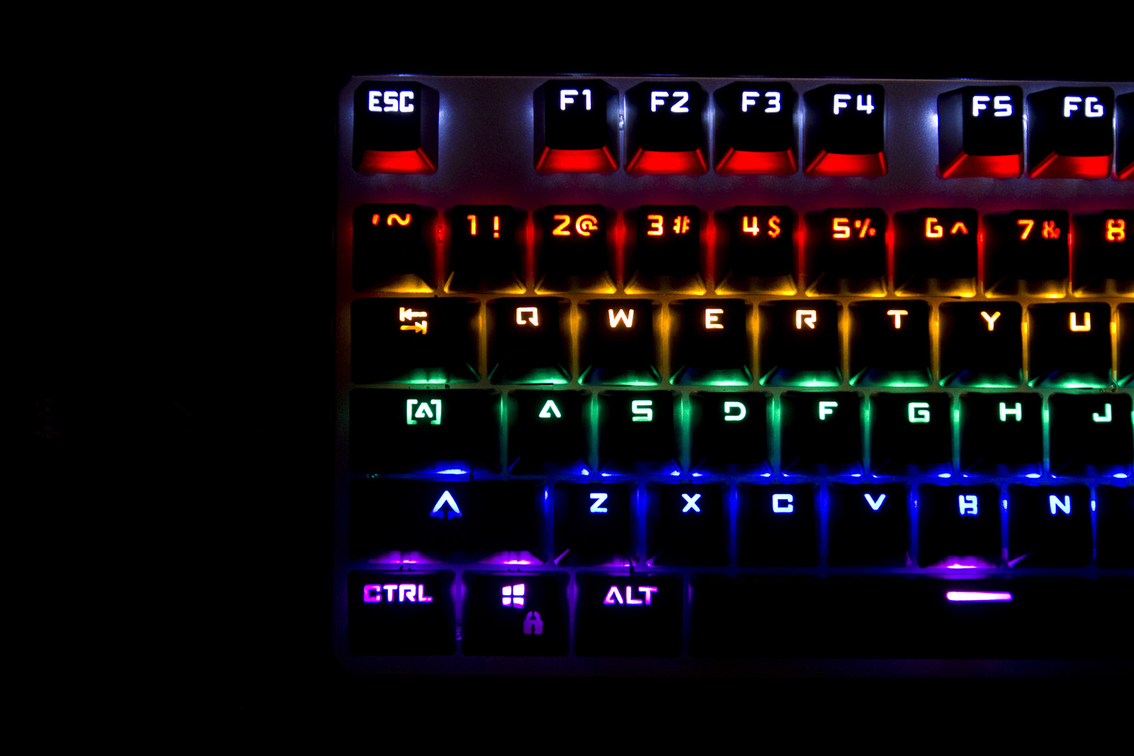 百元以内吃鸡神器推荐,灵逸黑寡妇键盘是什么轴