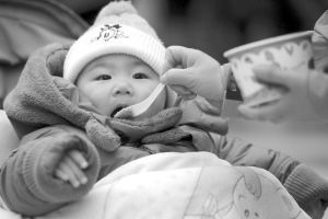 宝宝后脑勺睡平了有什么危害,一岁半宝宝后脑勺突出还能睡平吗