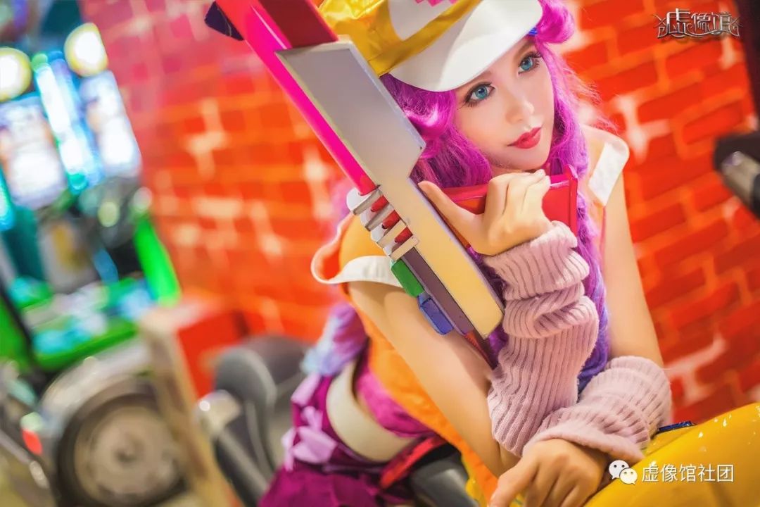 震惊！三位电玩小姐姐称霸整间游戏机室