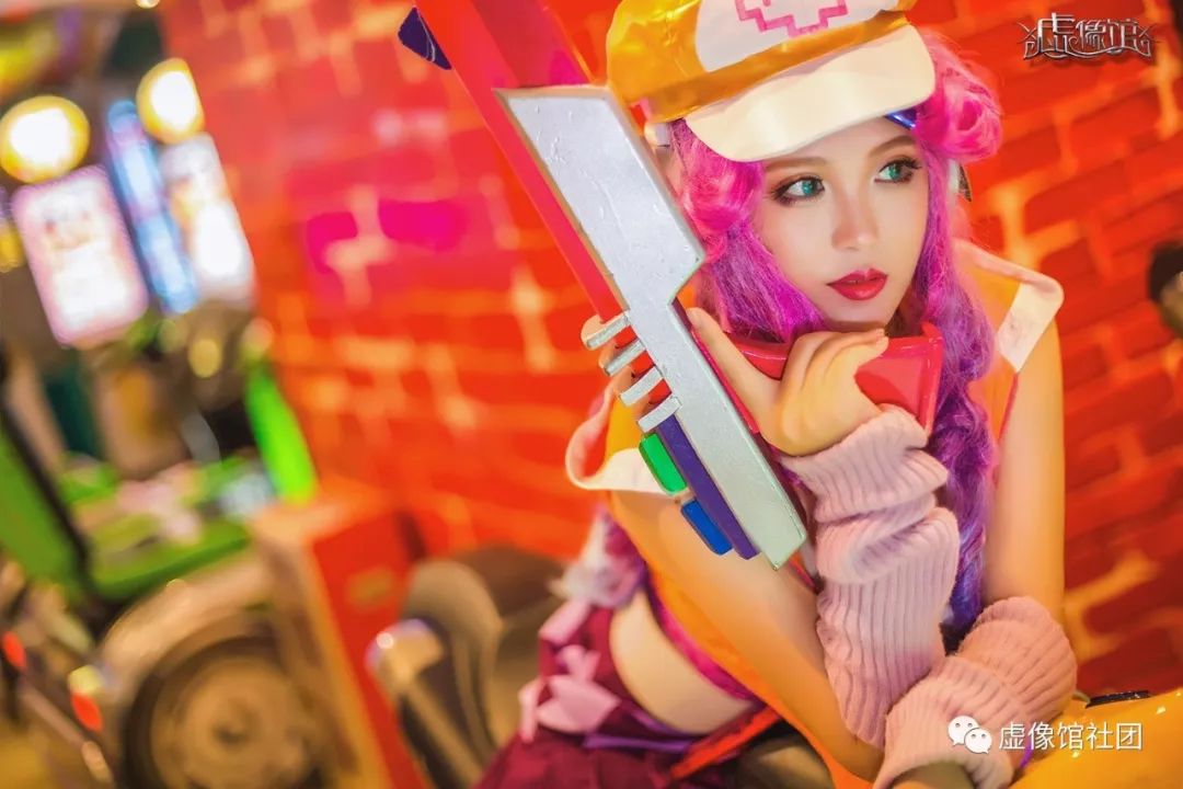 震惊！三位电玩小姐姐称霸整间游戏机室