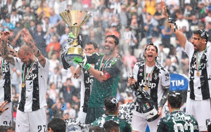 布冯几次入选最佳阵容,布冯的低级失误