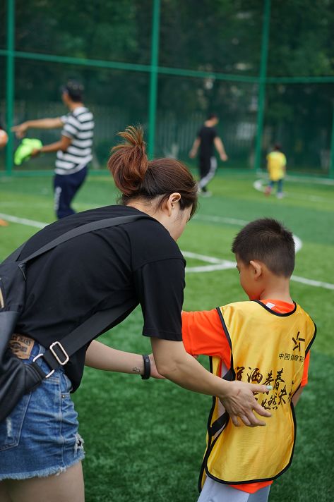 足球场上令人羡慕的情侣,足球场上父子温情一刻