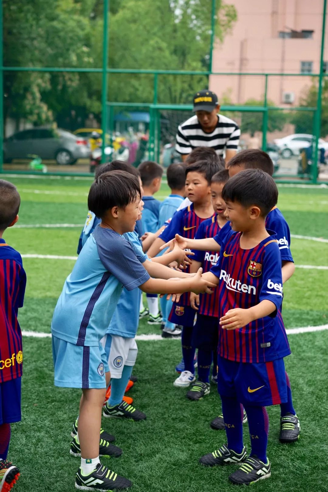 足球场上令人羡慕的情侣,足球场上父子温情一刻