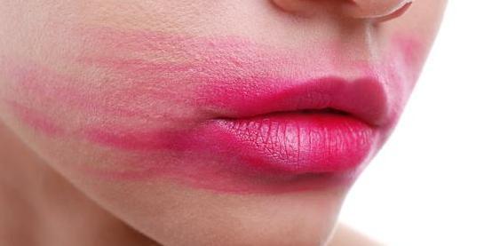 涂完口红用纸巾抿一下,擦了口红为什么要抿一下