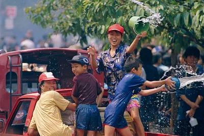 泰国泼水节女孩被罚,女子泰国参加泼水节被抢